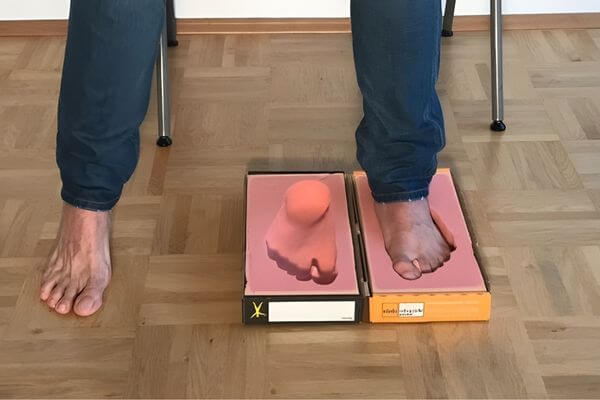 Füße aus dem Trittschaum nehmen